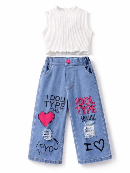 白のリブノースリーブトップスと、ロゴ＆ハートプリント入りライトブルーデニムワイドパンツのキッズツーピースセット、白背景の商品画像
