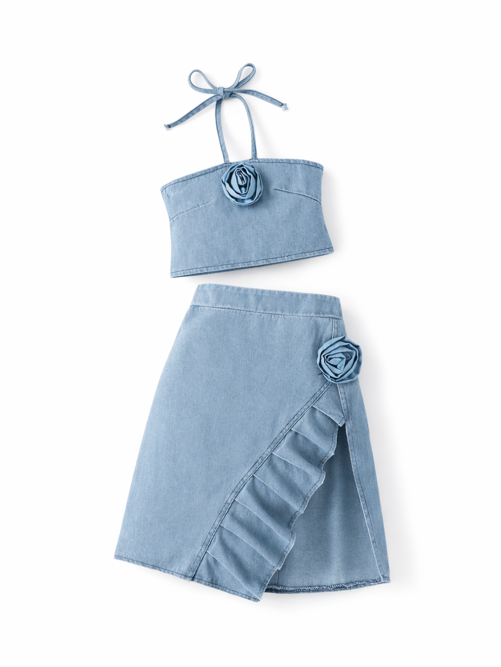 ライトブルーデニムのホルターネックトップスとラップ風フリルスカートのキッズツーピースセット、ローズモチーフ付き、白背景の商品画像