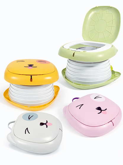 白背景に並べた動物フェイスデザインの子ども用折りたたみ携帯トイレの製品画像。イエロー、グリーン、ピンク、ライトグレーの4色が写っており、グリーンは開いた状態、他は収納状態。