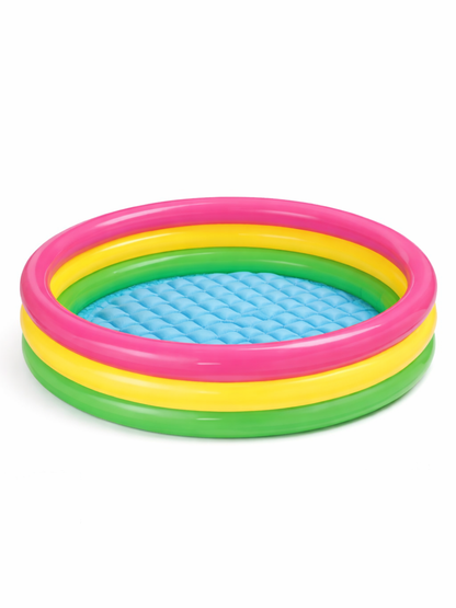白背景に配置された、レインボーカラー3段リングとブルーのクッション底付き丸型キッズ用インフレータブルプール