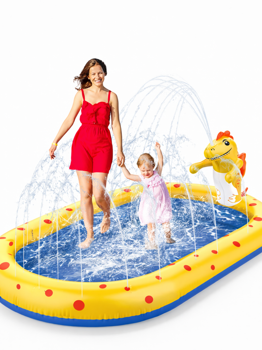 恐竜モチーフ付きのキッズ用インフレータブル噴水プール（スプラッシュパッド）の商品画像。黄色の楕円型プールに赤いドット柄、内側はブルー、水噴射アーチ付きのPVC製ウォータープレイアイテム。
