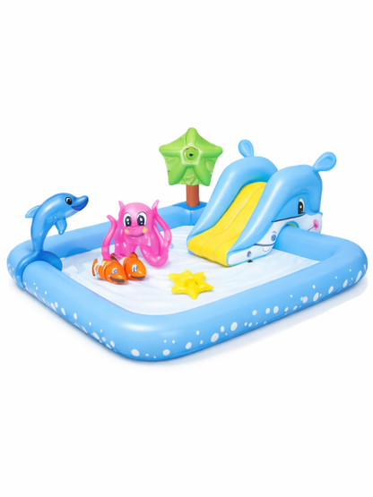 海の生き物モチーフのキッズ用インフレータブルウォータープレイセンターの商品画像。ブルーの長方形プールに、イルカ・タコ・クジラ型すべり台・ヤシの木・ヒトデの遊具が付いたPVC製の水遊びプール。