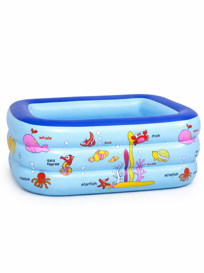 海の生き物イラスト付きの長方形インフレータブルキッズプールの商品画像。ライトブルーの3段リング構造で、上部は濃いブルーの縁になったPVC製の子ども用プール。