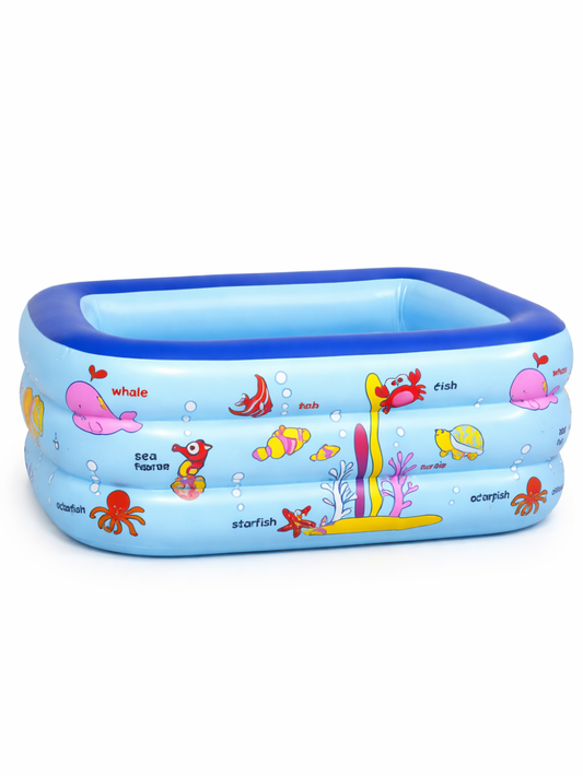海の生き物イラスト付きの長方形インフレータブルキッズプールの商品画像。ライトブルーの3段リング構造で、上部は濃いブルーの縁になったPVC製の子ども用プール。