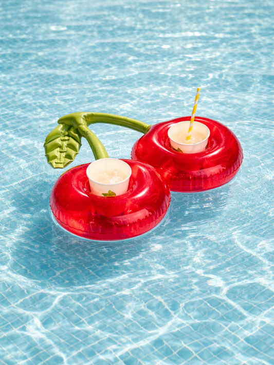 さくらんぼ型のインフレータブルドリンクホルダーの商品画像。赤いチェリー2個とグリーンの葉付きデザインで、カップを2つ置けるPVC製の浮き輪型ドリンクフロート。