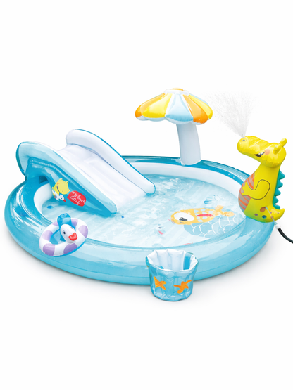 すべり台・きのこ型サンシェード・恐竜スプリンクラー付きのキッズ用インフレータブルプレイプールの商品画像。ライトブルーの円形プールに水を入れたPVC製ウォータープレイセンター。