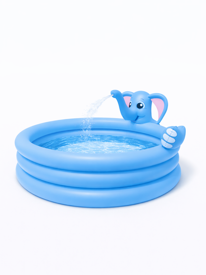 ゾウ型スプリンクラー付きの丸型インフレータブルキッズプールの商品画像。ライトブルーの3段リングプールに、トランクから水を噴射するゾウモチーフが付いたPVC製の水遊びプール。