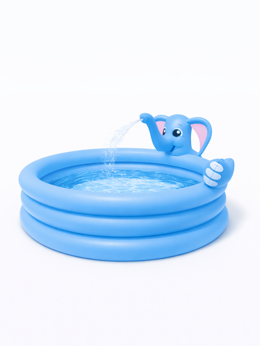 ゾウ型スプリンクラー付きの丸型インフレータブルキッズプールの商品画像。ライトブルーの3段リングプールに、トランクから水を噴射するゾウモチーフが付いたPVC製の水遊びプール。