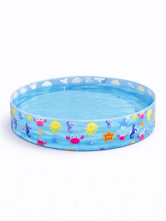 海の生き物柄プリントの丸型キッズ用ビニールプールの商品画像。浅型の円形プールに水を張った状態で、タコ・カニ・ヒトデ・タツノオトシゴのイラストが入ったPVC製プール。
