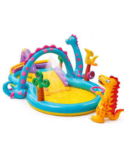 恐竜テーマのインフレータブルウォーターパーク（すべり台付き）商品画像。アーチ状スプリンクラー、イエロースライダー、恐竜オブジェ、輪投げなどの遊具が付いたPVC製キッズ水遊びプール。