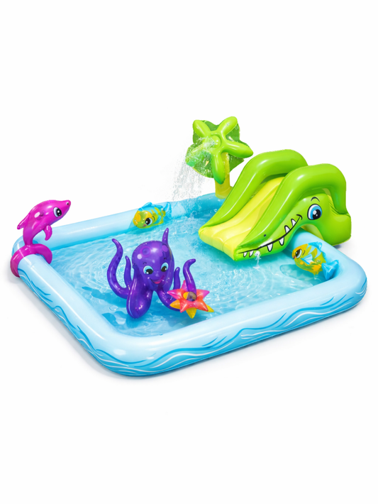 ワニ型すべり台付きの海モチーフ・インフレータブルウォータープレイセンターの商品画像。ライトブルーの四角いプールに、ワニスライダー、タコ・イルカ・魚・ヒトデの遊具と噴水パーツが付いたPVC製キッズ水遊びプール。