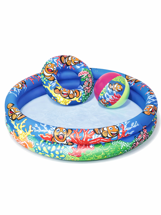 カクレクマノミ柄のインフレータブル3点セットの商品画像。丸型キッズプールに、同柄のスイムリングとビーチボールが付いたPVC製の水遊びセット。