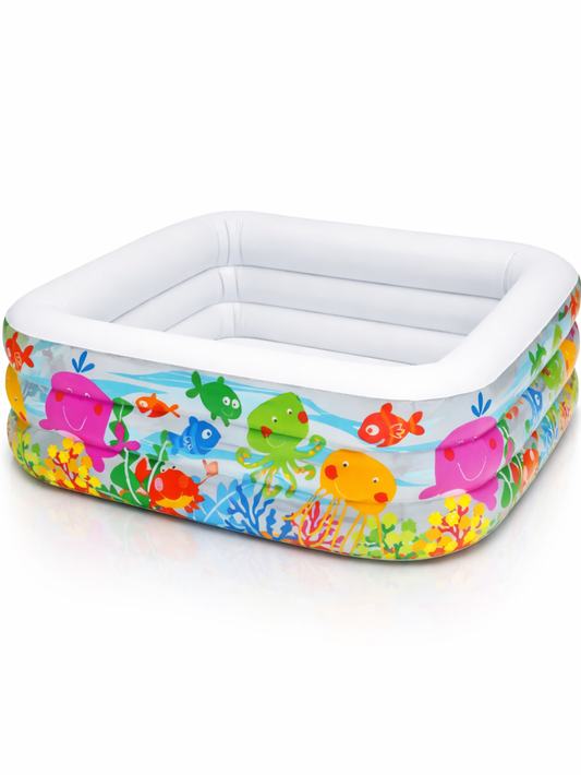 海の魚柄プリントの角型インフレータブルベビープール。白い内側と3層リング構造で、水遊びや室内のボールプールに使える。