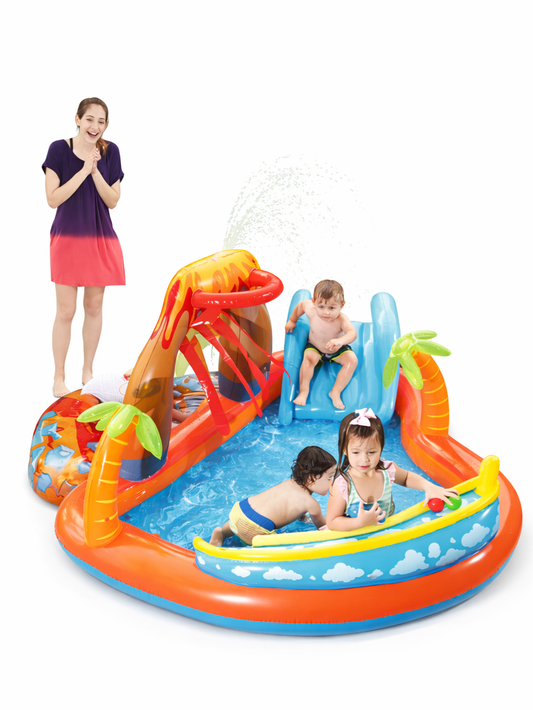 火山スライダーと噴水付きのキッズ用インフレータブルウォータープレイセンター。浅めプールとパームツリー装飾で、庭の水遊びに最適。