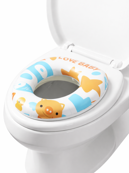 子ども用補助便座クッションをトイレに装着したイメージ。白地にカラフルな動物柄と「LOVE BABY」ロゴが入ったやわらかいリング形状。