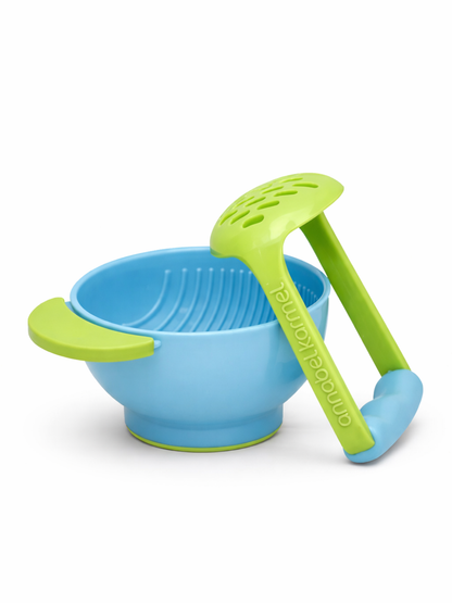 離乳食用マッシャー付きボウルセット（ブルー×ライムグリーン）。リブ加工のボウルと穴あきプレートのマッシャーで、つぶす・混ぜる作業がしやすいベビー食器。