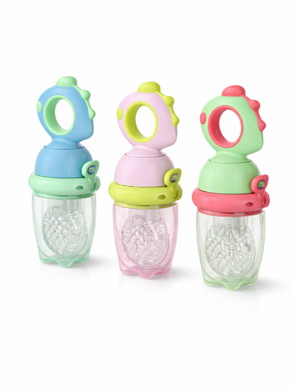 恐竜モチーフのベビーフルーツフィーダー3点セット。リング型ハンドル付きで握りやすく、透明シリコンポーチで果物を安全に口にできるデザイン（ブルー・ピンク・グリーン）。
