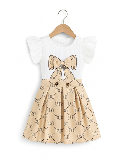 女の子用セットアップ：白いフリル袖のリブトップスとベージュのプリーツスカート。トップスには大きなリボンのプリントと立体的なリボン付き。スカートにはブラウンのリボン柄と装飾ボタンが施され、上品で可愛らしいデザイン。スタジオ風の白背景で撮影された高解像度画像。
