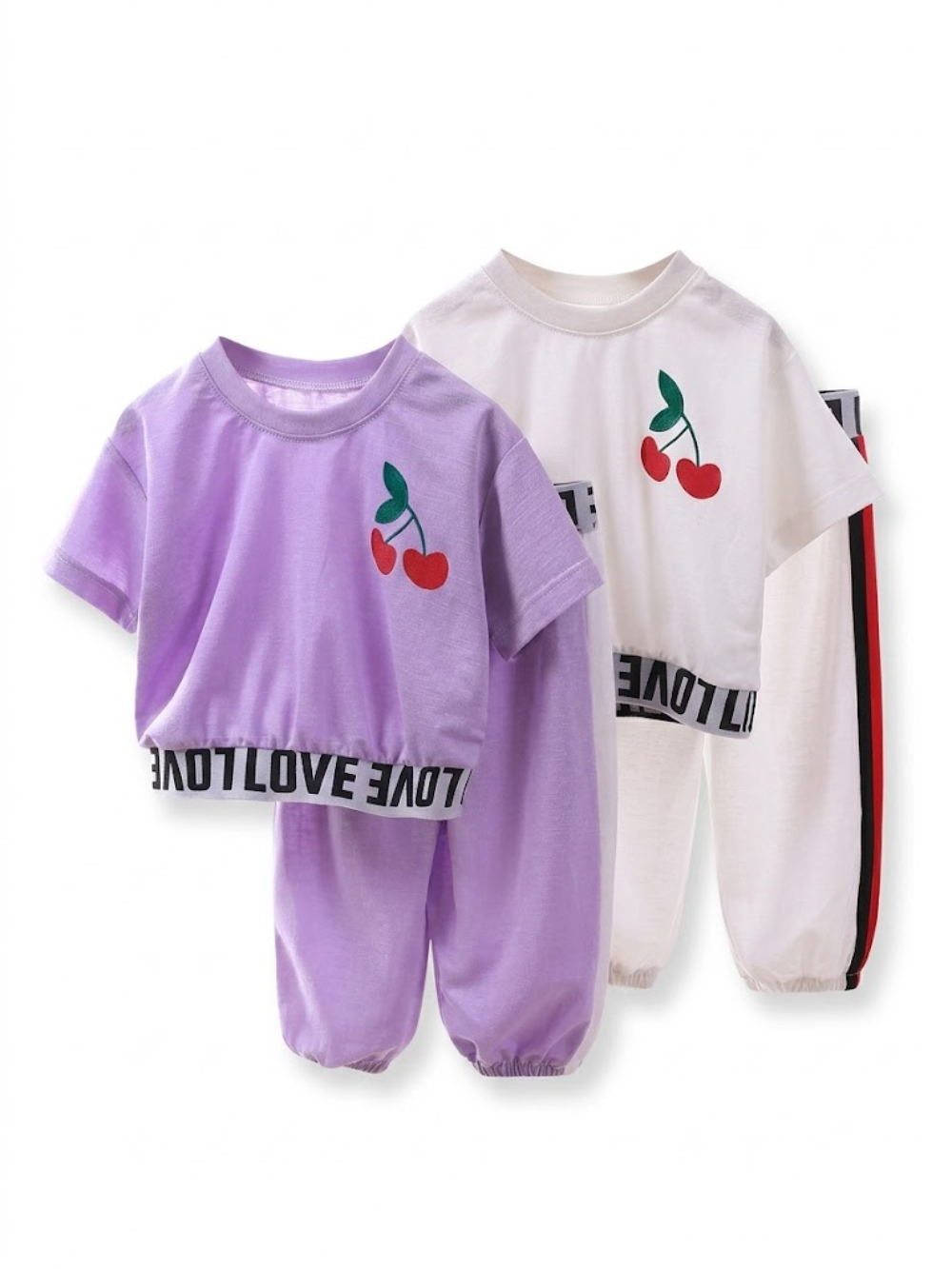 子供用綿麻ファッションスーツ。チェリー柄のプリントと「LOVE」の英字ロゴ入りウエストゴムが特徴のTシャツとパンツのセットアップ。通気性・吸汗性に優れた、涼しく快適な夏用ウェア。
