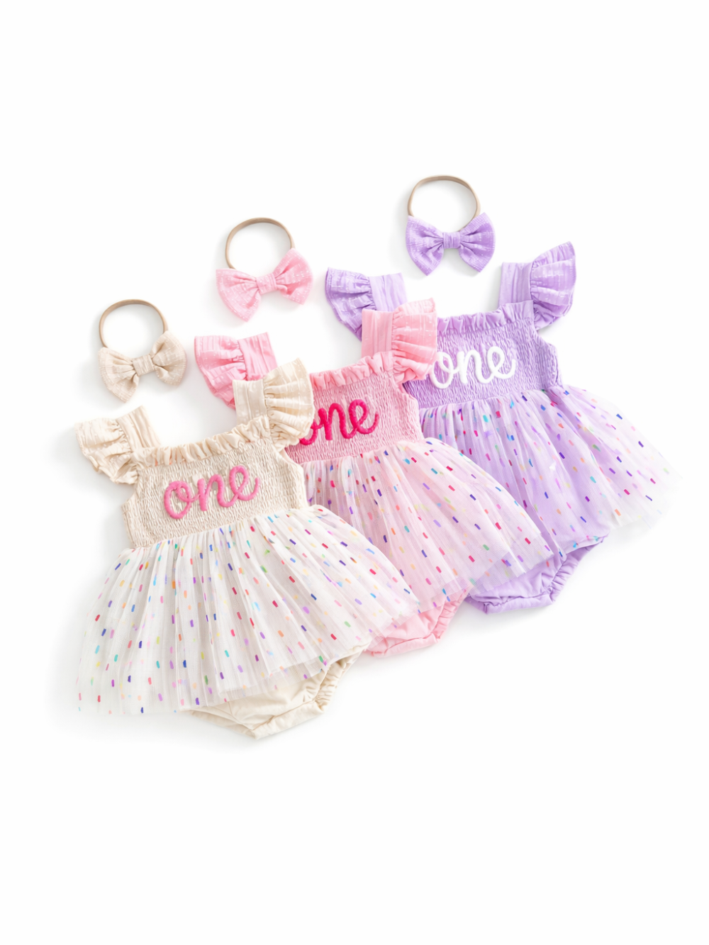ベビーバースデーロンパース（アイボリー・ピンク・ラベンダー）胸元ロゴ刺繍とカラードットのチュールスカート、同色リボンヘアバンド付きのコーデセット
