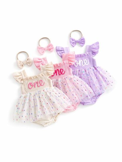 ベビーバースデーロンパース（アイボリー・ピンク・ラベンダー）胸元ロゴ刺繍とカラードットのチュールスカート、同色リボンヘアバンド付きのコーデセット