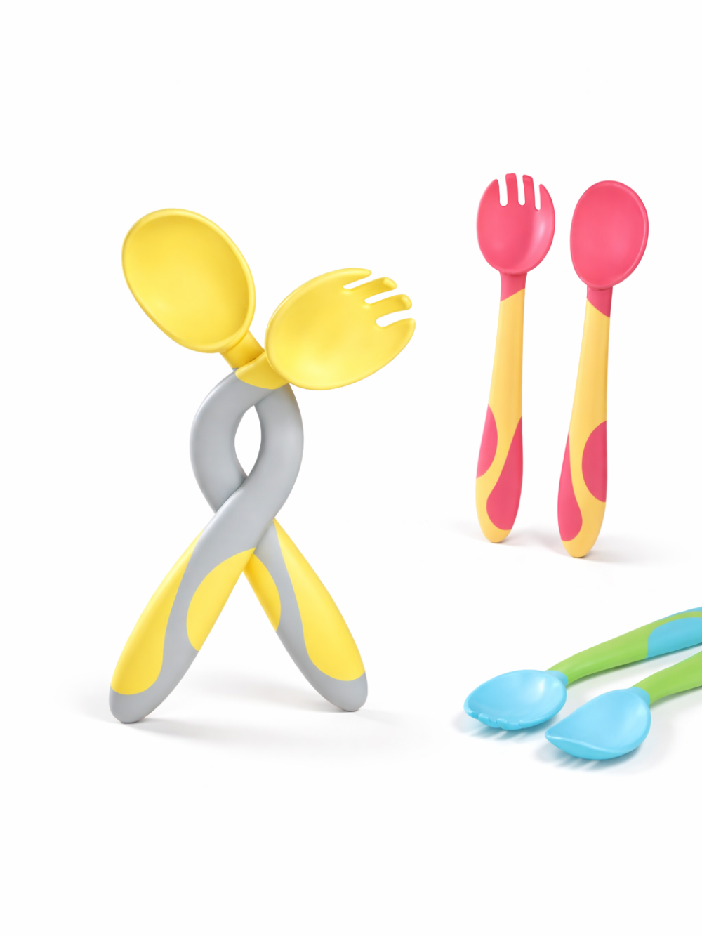 ベビー用スプーン＆フォークセット（イエロー×グレー）ねじれハンドルの立て置きデザイン、ピンク柄スプーンとブルー系スプーンも並んだ離乳食カトラリーの使用イメージ