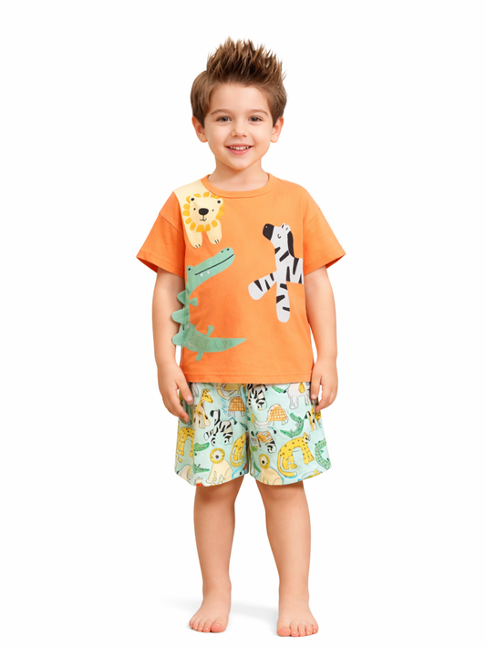 キッズ上下セット（オレンジ半袖Tシャツ×ミント色総柄ショーツ）ライオン・ワニ・シマウマ柄、ポップなプリントを男の子が素足で着用し夏のお出かけに明るい配色のコーデ例
