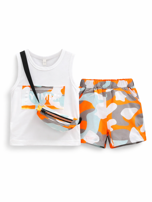 キッズ上下セット（白の布製ノースリーブトップスとオレンジ・グレー・水色の迷彩柄ショートパンツ、斜め掛けポーチ付き）夏のお出かけコーデに使う組み合わせ