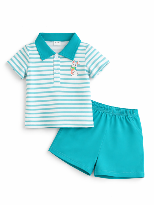 キッズ上下セット（白×ターコイズの布製、ボーダー柄の半袖ポロシャツと無地ショートパンツ、うさぎモチーフと前ボタン付き）夏のお出かけや普段着に使う組み合わせ