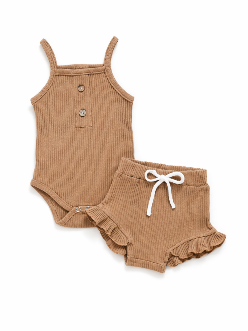 白背景に、リブ素材のブラウン系キャミソール型ロンパースと、白いリボン付きフリル裾ショートパンツの2点セットが斜めに配置されている商品画像。

