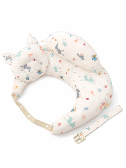白背景のベビー用U字サポート枕の商品写真。動物柄のやわらかいクッションに、スナップ付きの調整ベルトとバックルストラップが付属している。
