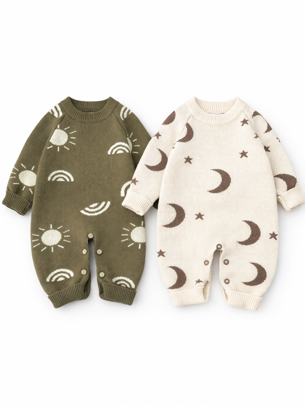 月と星柄デザインのベビー長袖カバーオール2点セット全体（色違い）
