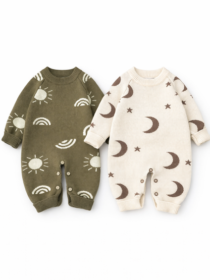 月と星柄デザインのベビー長袖カバーオール2点セット全体（色違い）
