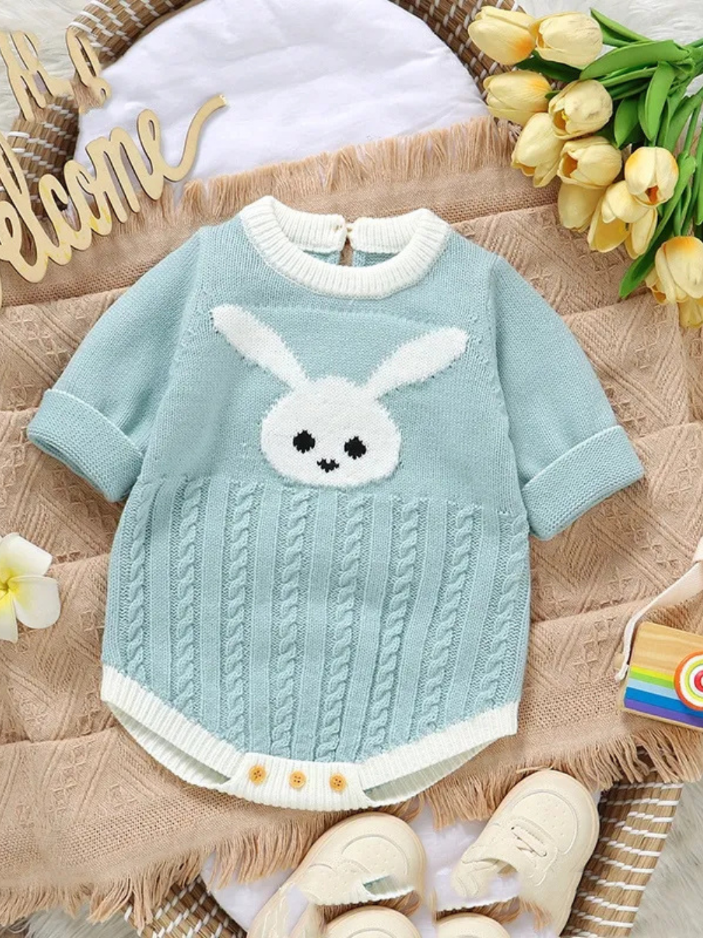 水色のベビー長袖ニットロンパース うさぎジャカード入り全体
