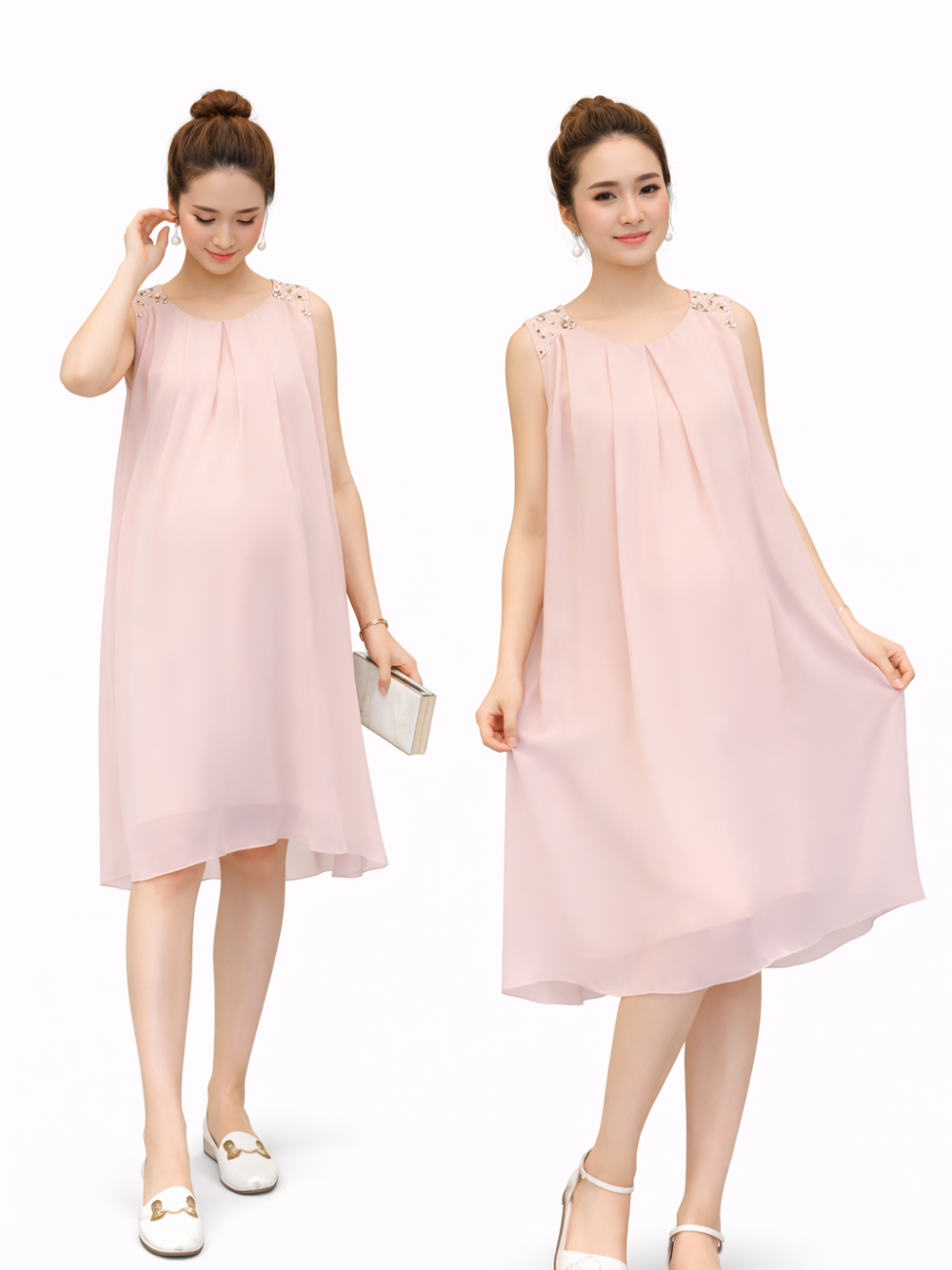 白背景のマタニティワンピース商品画像。淡いピンクのノースリーブドレスを日本人妊婦モデルが2ポーズで着用し、肩の装飾ディテールとゆったりしたシルエット、ひざ下丈のシフォン素材の揺れ感を見せている。
