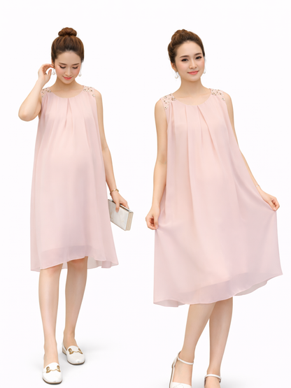 白背景のマタニティワンピース商品画像。淡いピンクのノースリーブドレスを日本人妊婦モデルが2ポーズで着用し、肩の装飾ディテールとゆったりしたシルエット、ひざ下丈のシフォン素材の揺れ感を見せている。
