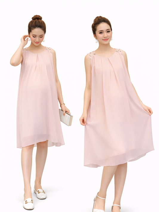 白背景のマタニティワンピース商品画像。淡いピンクのノースリーブドレスを日本人妊婦モデルが2ポーズで着用し、肩の装飾ディテールとゆったりしたシルエット、ひざ下丈のシフォン素材の揺れ感を見せている。
