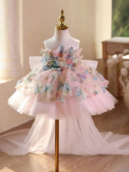 立体フラワー装飾が華やかなピンクのプリンセスドレス全体（トレーン付き）
