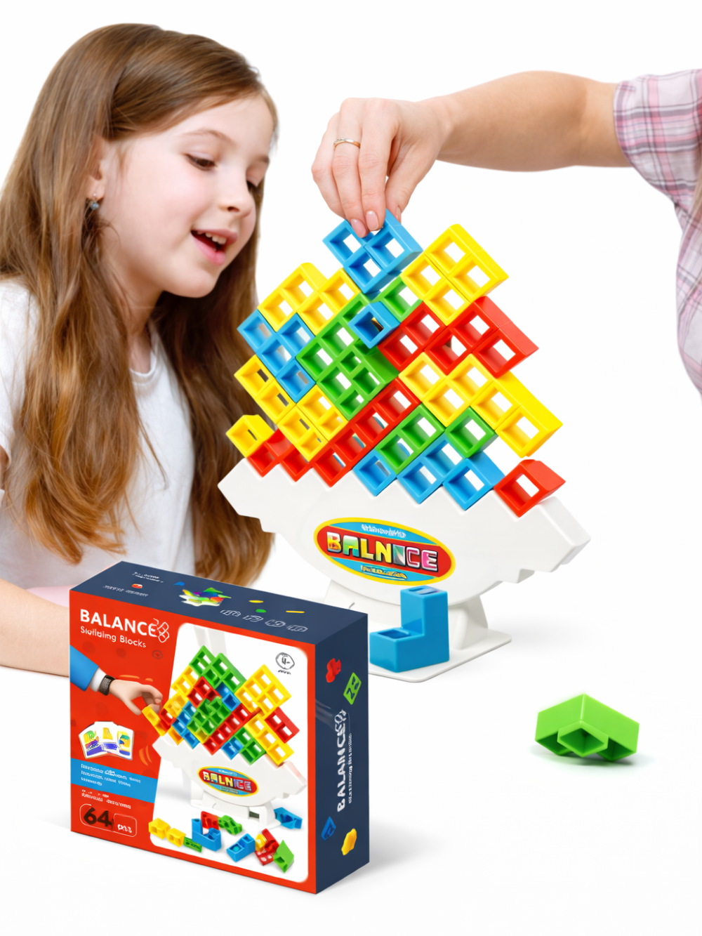 白背景で、女の子が大人と一緒に知育バランスゲームで遊んでいるイメージ画像。カラフルなブロックを白いバランス台に積み上げ、手元に商品パッケージとブロックが写っている。
