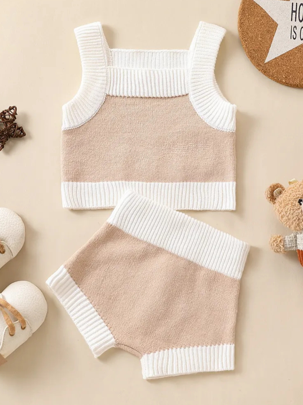 ベージュ×ホワイトのベビータンクトップセットアップ 全体イメージ
