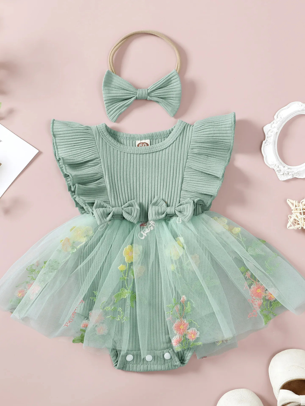 グリーンの花刺繍チュール付きスカートボディスーツとリボンヘアバンドのセット全体
