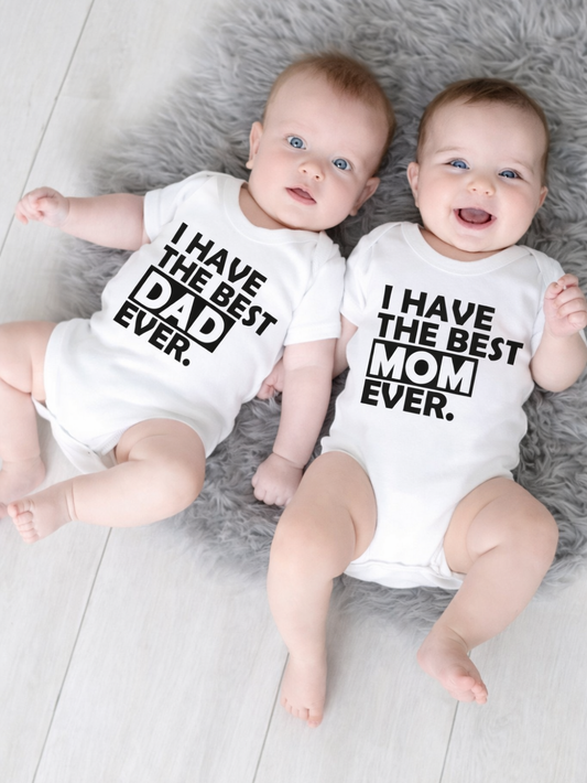 英字ロゴ入りの半袖ベビーボディスーツを着た赤ちゃん2人の着用イメージ
