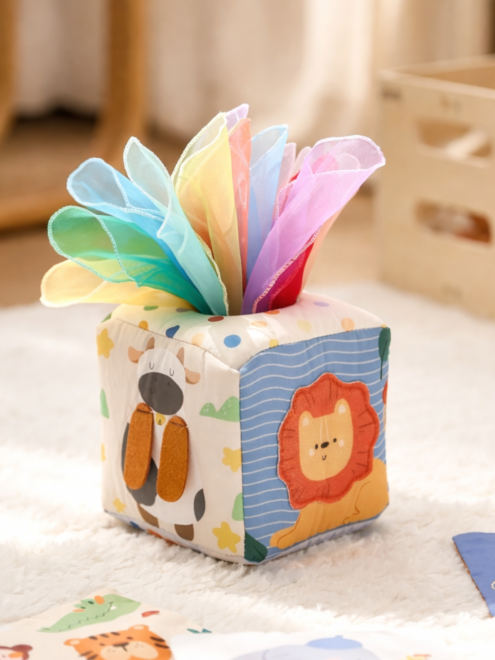 カラースカーフが広がる布製ティッシュボックス知育トイの全体写真
