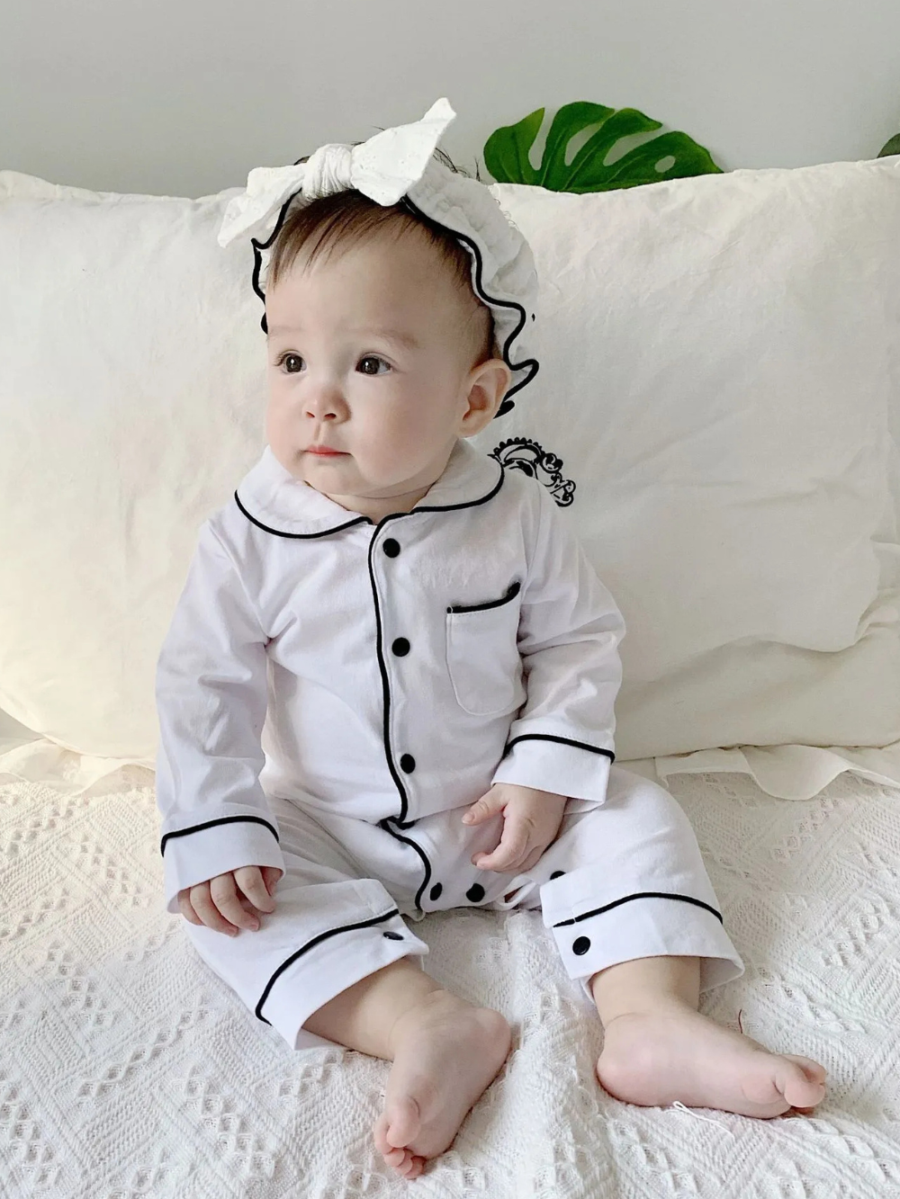 ホワイトのパジャマ風ベビーカバーオールの着用イメージ
