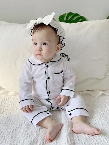 ホワイトのパジャマ風ベビーカバーオールの着用イメージ
