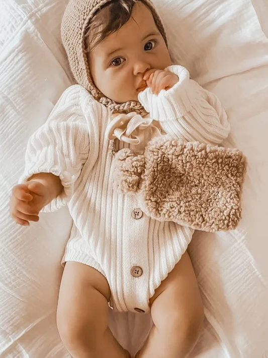 ホワイトのニット風長袖ベビーボディスーツの着用イメージ
