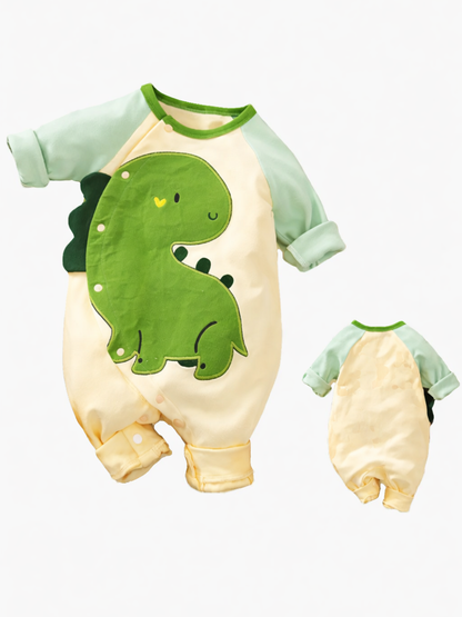 グリーン恐竜アップリケ付きの長袖コットンロンパース

