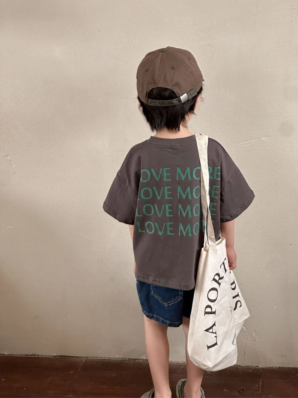 ダークグレーの半袖Tシャツ 背中のLOVE MOREプリント 正面後ろ姿
