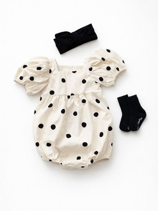 ドット柄パフ袖ベビーボディスーツとヘアバンド、ソックスのセット全体
