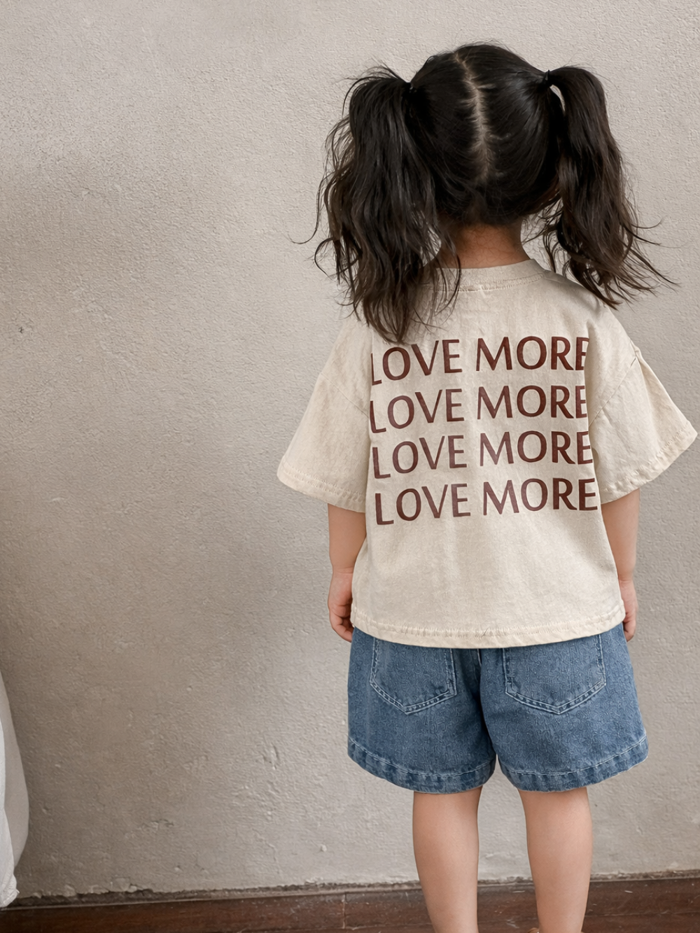 アプリコットの子ども半袖Tシャツ 背中のLOVE MOREロゴプリント 後ろ姿

